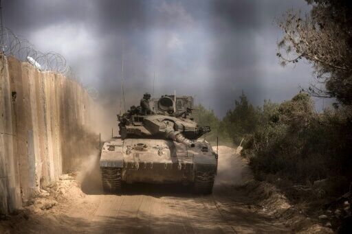 An Israeli tank enters Lebanon at the southern Lebanese border point of Naqura